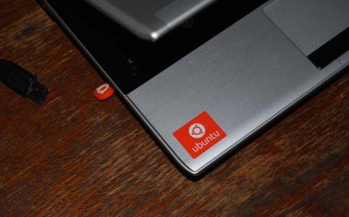 Asus U31SD med nya Ubuntu-loggan och Ubuntu laptop sleeve.